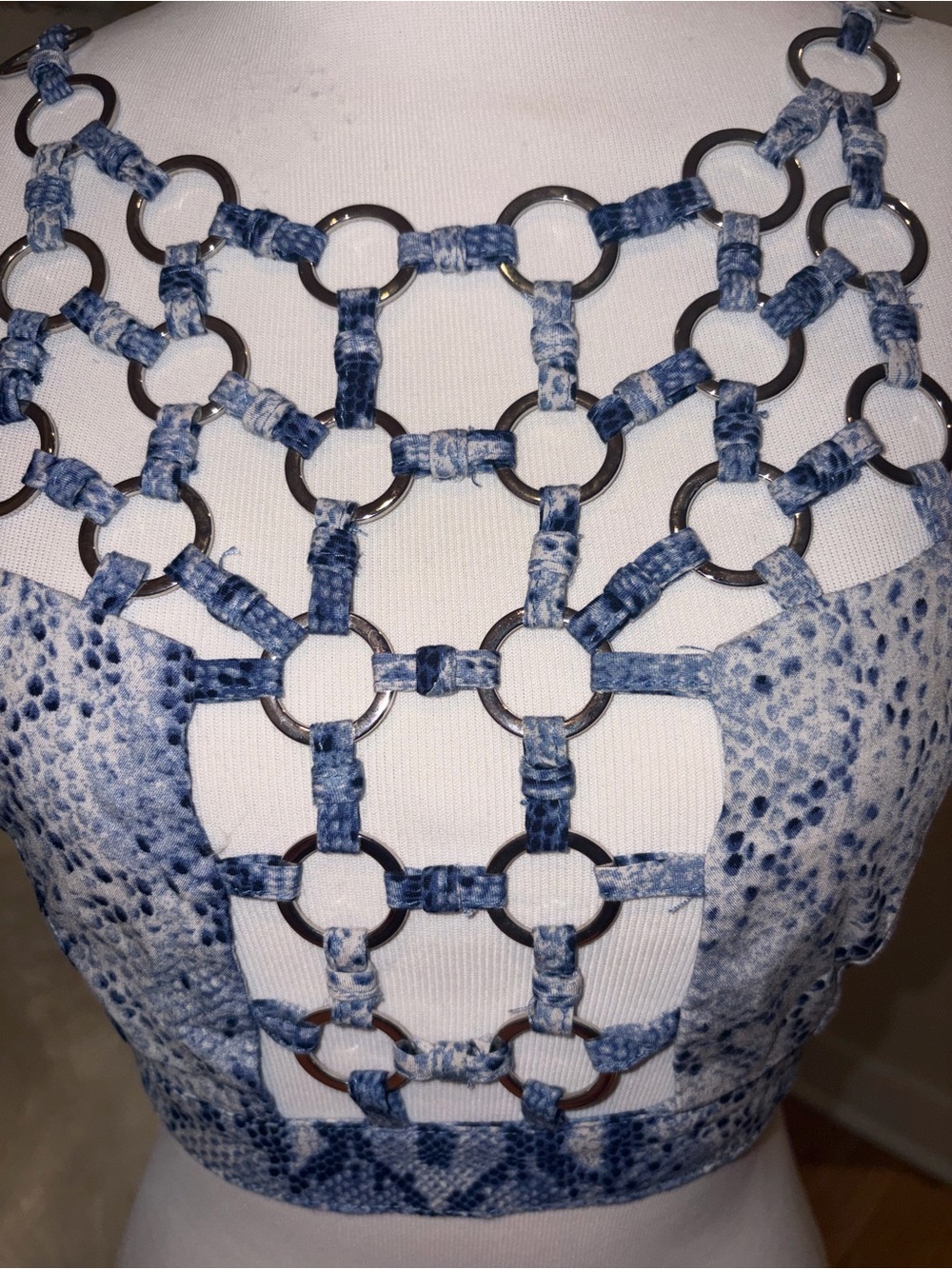 LF MILLAU Blue Snake-Print Loop Ring Chain Link Crop Top - Picture 4 of 7